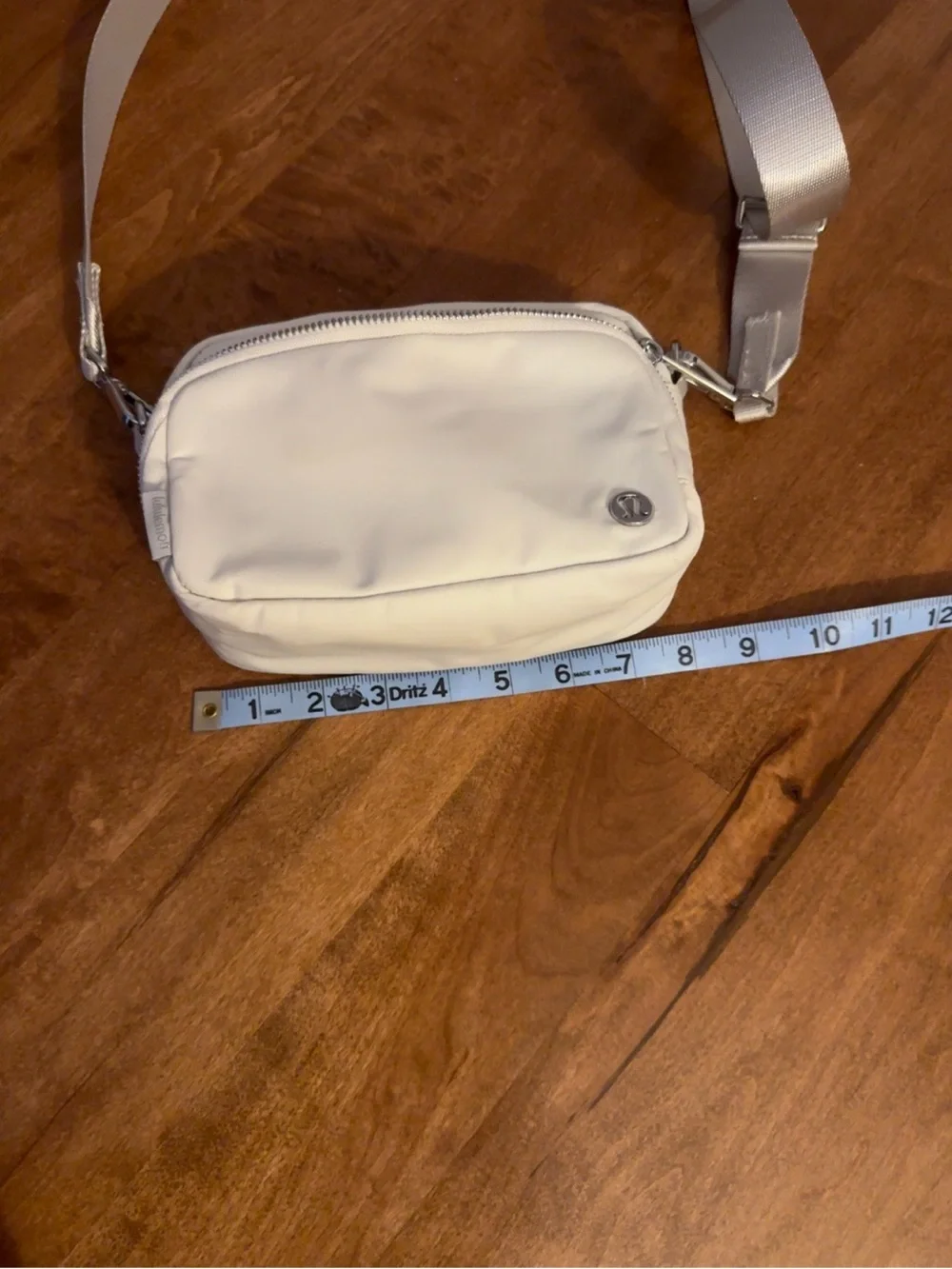 Lululemon Crossbody Camera Bag 2L White Opal Light Ivory EUC silver hardware